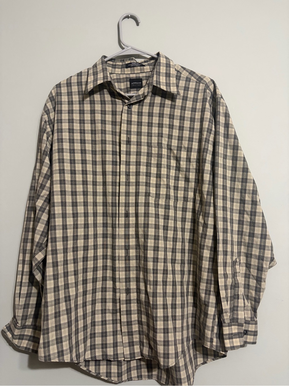 Arrow Men's Plaid Button-Down Shirt in Beige and Gray